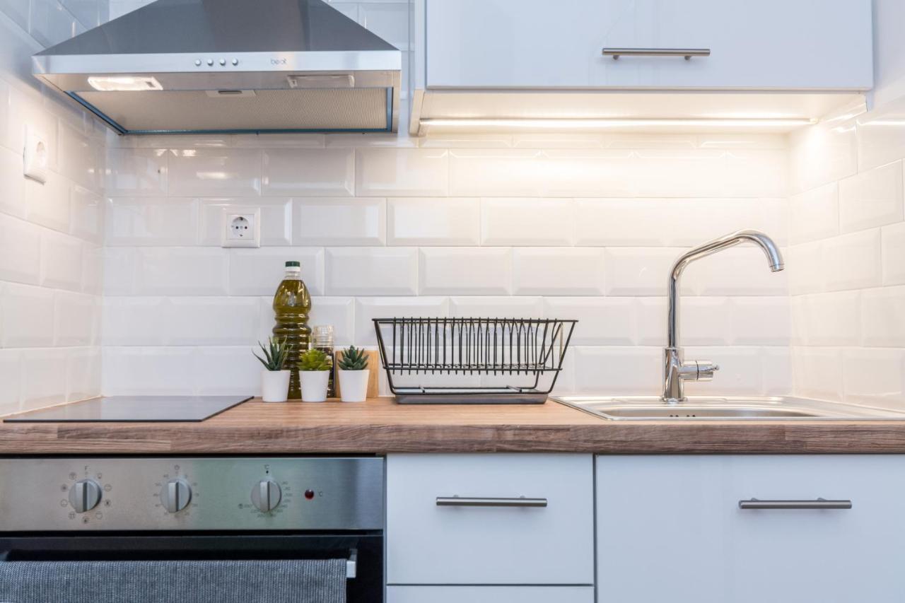 Wide Comfy Studio Apartment Centrally Located In Thissio 아테네 외부 사진